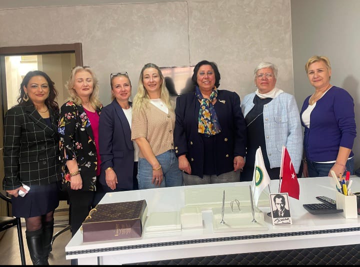 Kadın muhtarlardan derneğe destek