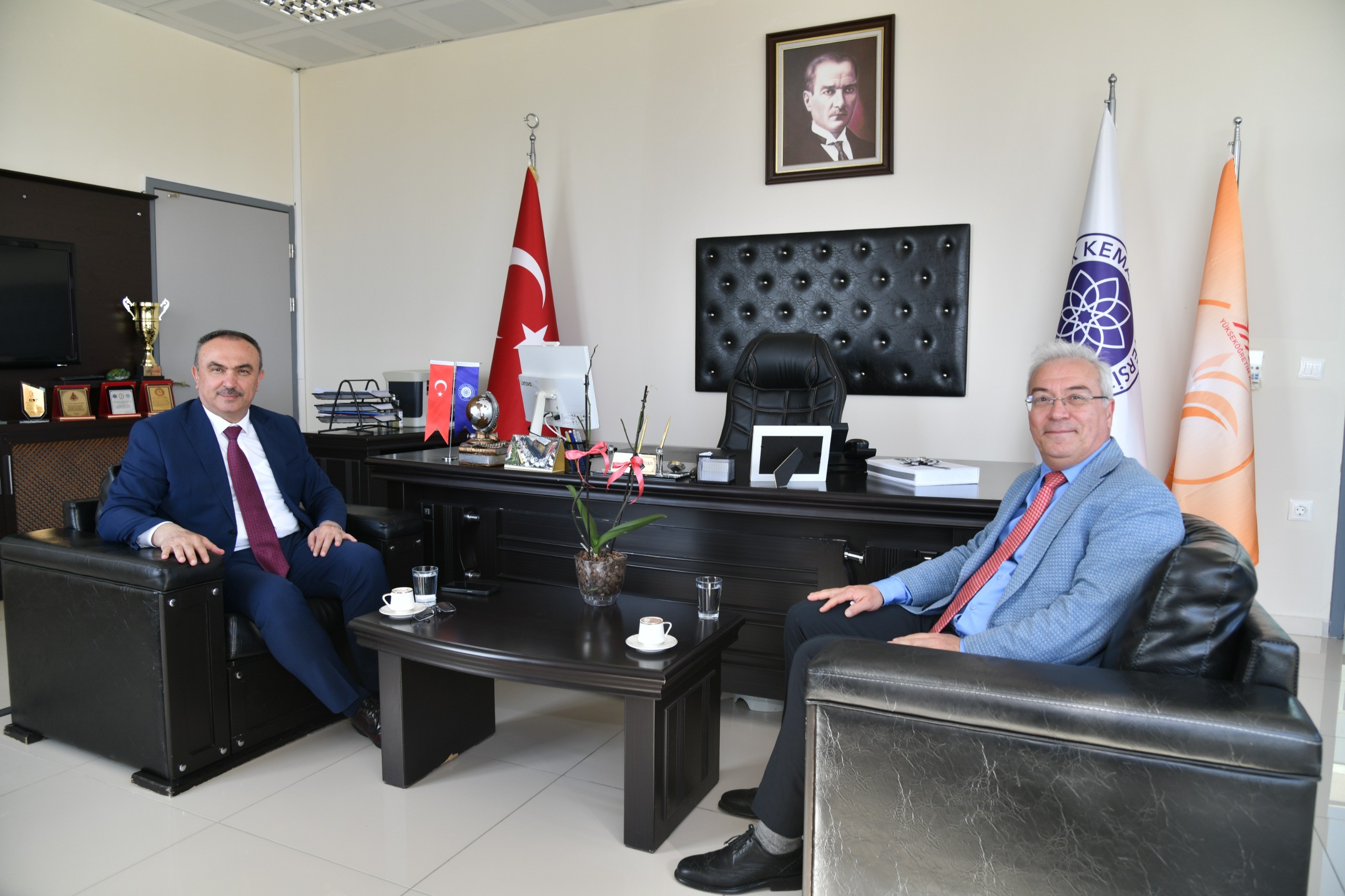 Vali Soytürk Tıp Fakültesi Dekanı Gültekin’i Ziyaret Etti