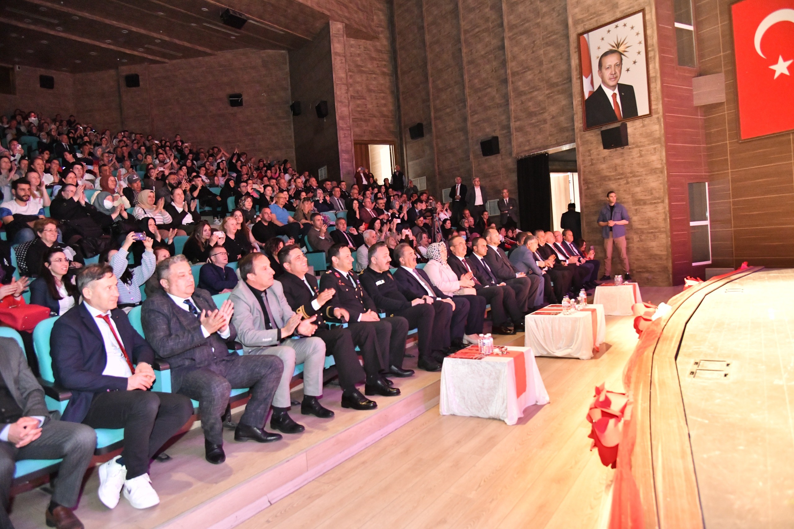 Vali Soytürk ve Eşi Nurdan Soytürk Çocuk Bayramı Konseri’ne Katıldı