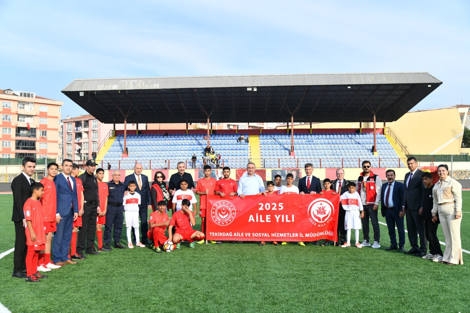 Vali Soytürk Gençlerin Maçını İzledi