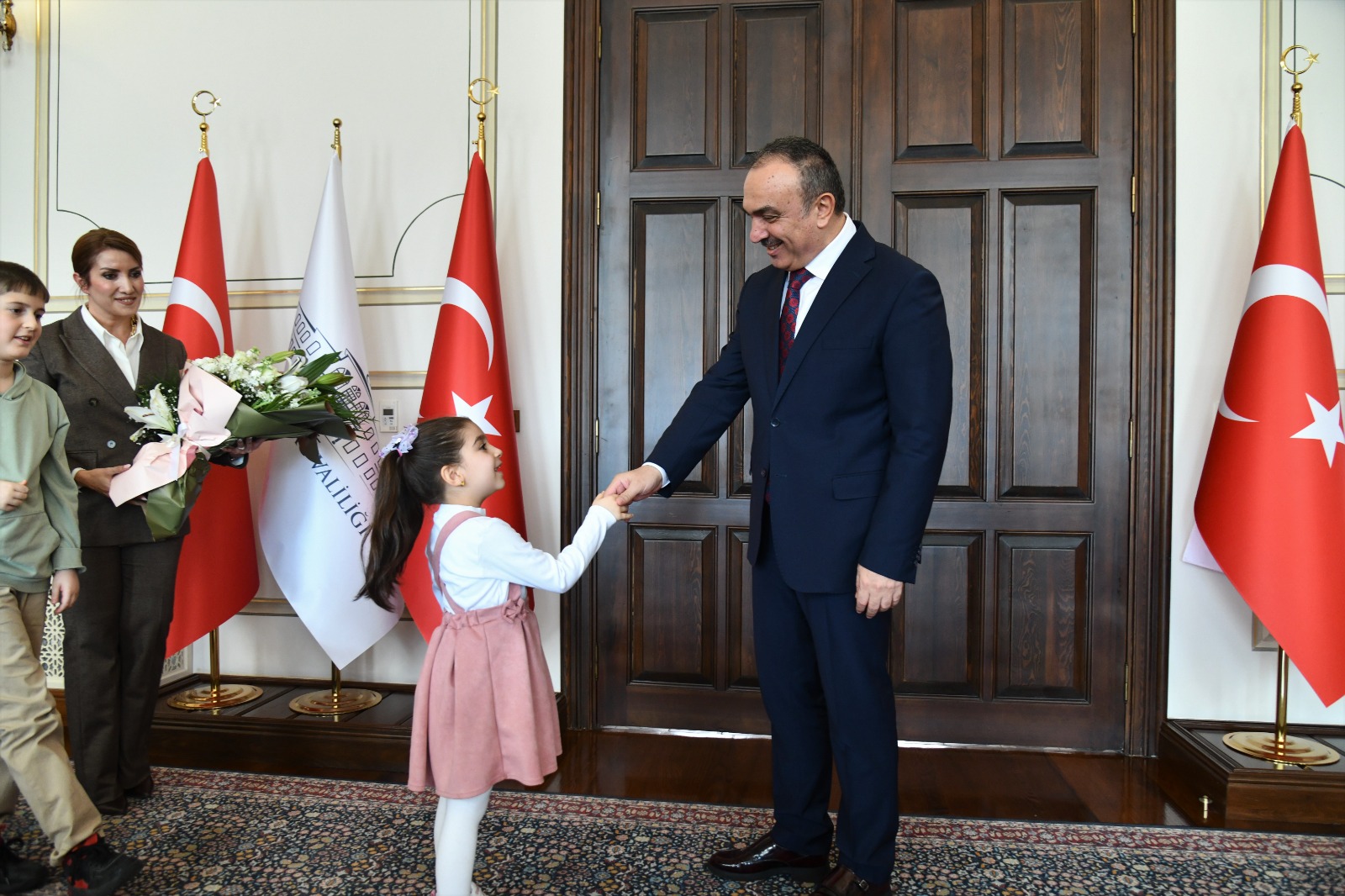 62. Kütüphane Haftası Münasebetiyle Kütüphane Müdürü Gülcan Keloğlu Vali Soytürk’ü Ziyaret Etti