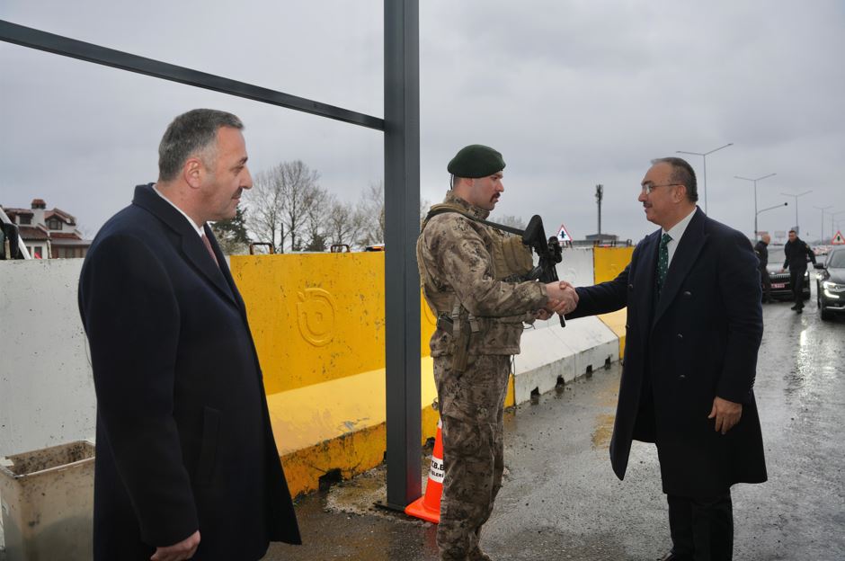 Vali Soytürk Beyazköy Uygulama Noktasında Görev Yapan Polislerle Bayramlaştı