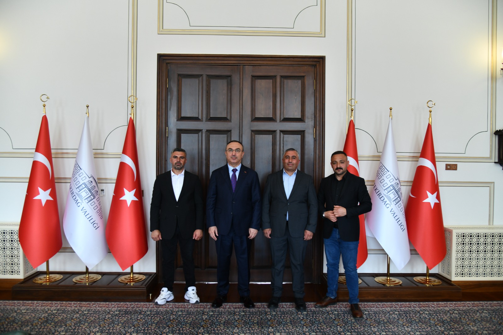 Van Gölü ve Çevre İlleri Yardımlaşma ve Dayanışma Derneği Başkanı Vali Soytürk’ü Ziyaret Etti