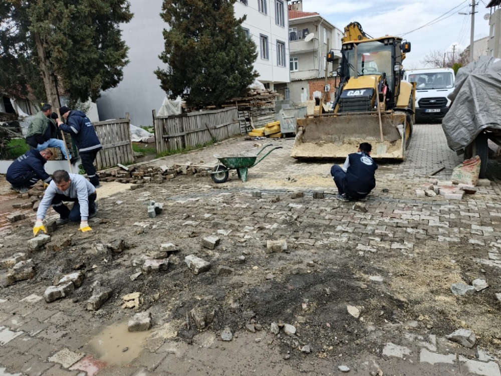 ERGENE’DE YOL VE KALDIRIM ÇALIŞMALARI ARALIKSIZ SÜRÜYOR