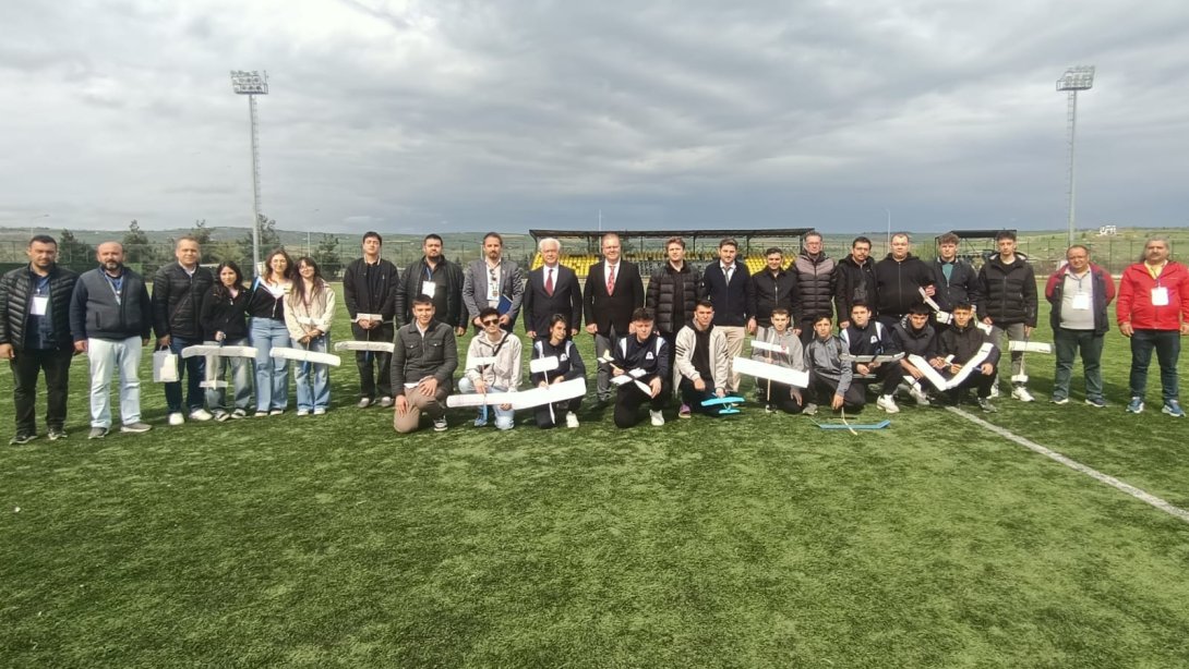 Tekirdağ BİLSEM 2.Model Uçak ve Lastik Motorlu Model Uçak Yarışması İlçemiz 13 Kasım Stadı’nda Gerçekleştirildi.