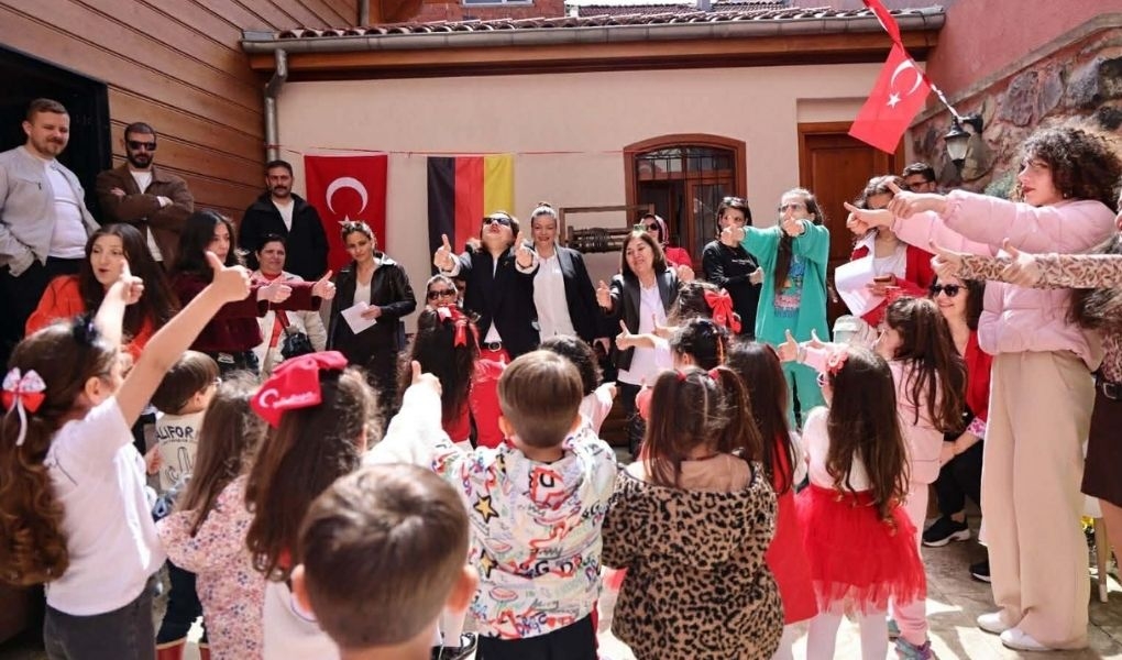 TEKİRDAĞLI MİNİKLER ALMANCA ÖĞRENEREK 23 NİSAN’I KUTLADI