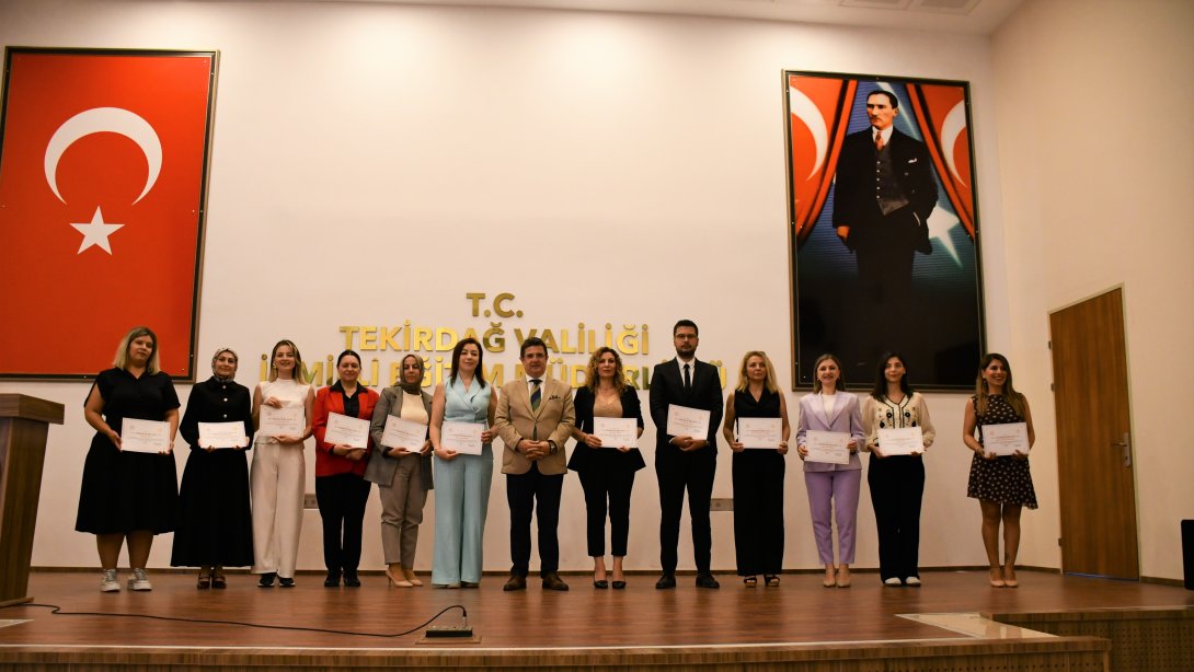 İl Millî Eğitim Müdürü Dr. Aziz Yeniyol, Sosyal Sorumluluk ve Farkındalık Çalışmalarına Katkı Sunan Öğretmenlere Teşekkür Belgelerini Takdim Etti