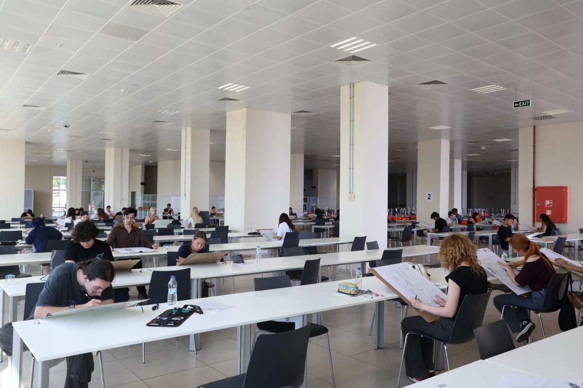 ÜNİVERSİTEMİZ GÜZEL SANATLAR, TASARIM VE MİMARLIK FAKÜLTESİ GRAFİK TASARIMI VE RESİM BÖLÜMLERİNİN ÖZEL YETENEK SINAVI GERÇEKLEŞTİ