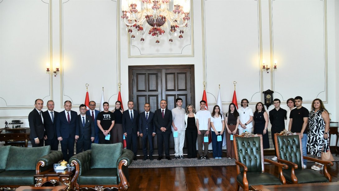 Vali Soytürk 2026 YKS’de Derece Elde Eden Öğrencileri Makamında Kabul Etti
