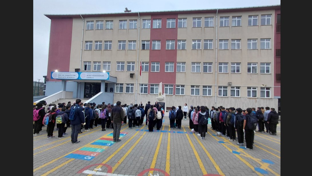 İlçe Millî Eğitim Müdürümüz İlçemiz Murat Hüdavendigar İlkokulu ve Prof. Dr. Osman Öztürk İmam Hatip Ortaokulunda Bayrak Töreni’ne Katıldı