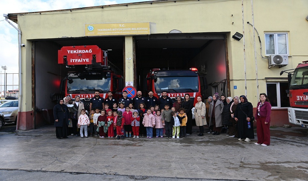 MİNİKLER İTFAİYECİLİK HAFTASI’NDA HEM EĞLENDİ HEM ÖĞRENDİ
