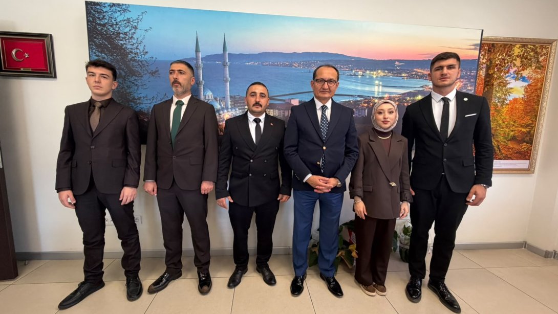 Ülkü Ocakları İlçe Başkanı Alican Ulukaya İlçe Milli Eğitim Müdürü Fahri Kırmızı’yı Makamında Ziyaret etti