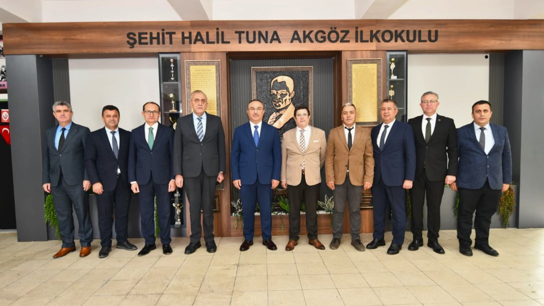 Valimiz Sayın Recep Soytürk, Öğrencilerin Daveti Üzerine Halil Tuna Akgöz İlkokulunu Ziyaret Etti