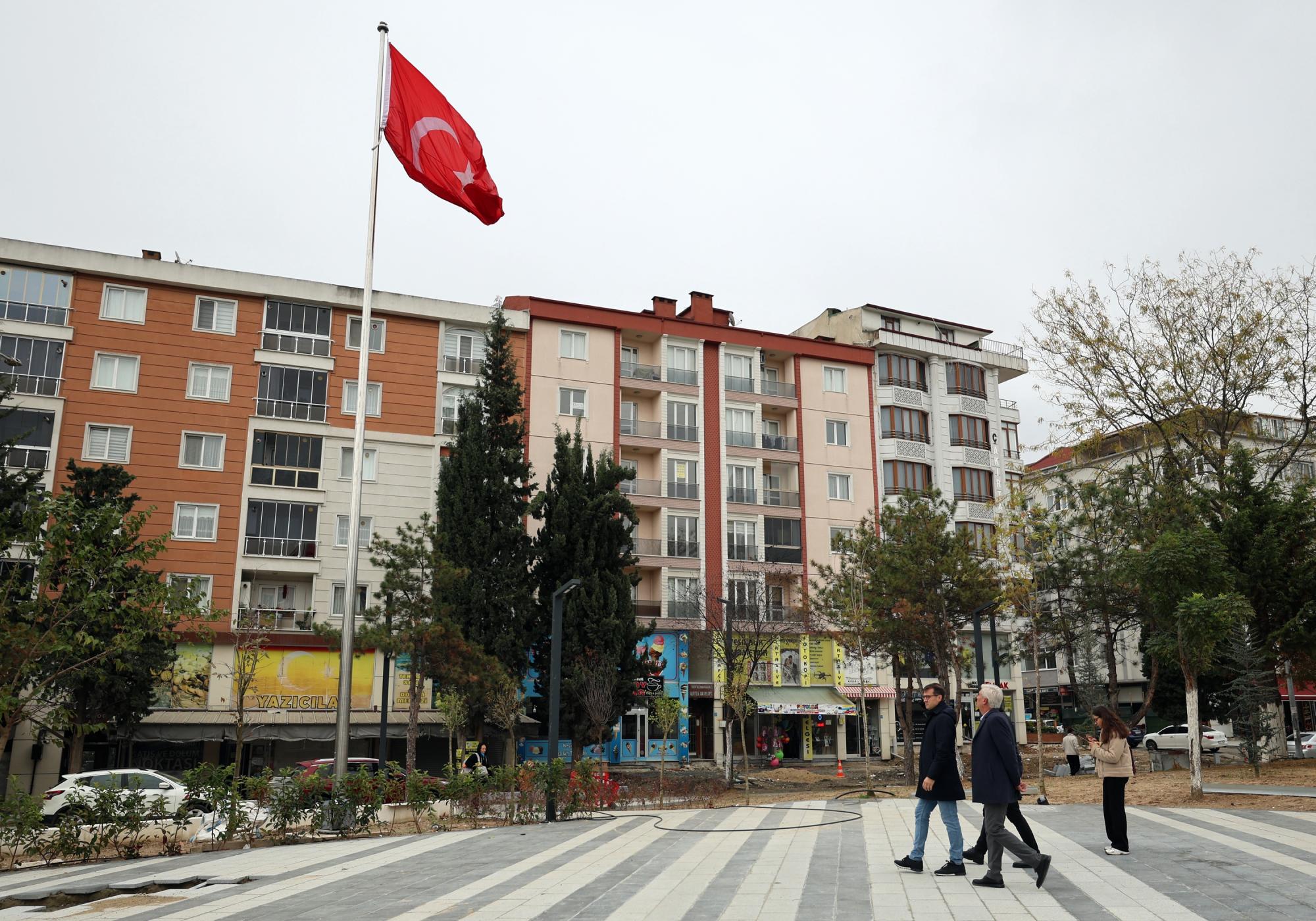 VELİKÖY HÜRRİYET MEYDANI’NDA ÇALIŞMALAR DEVAM EDİYOR